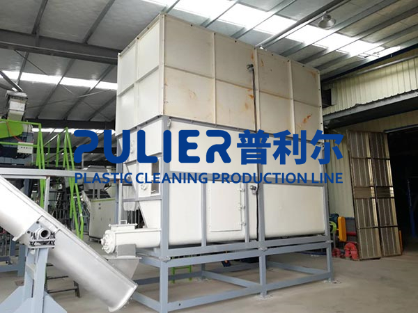 Storage type metering feeding bin